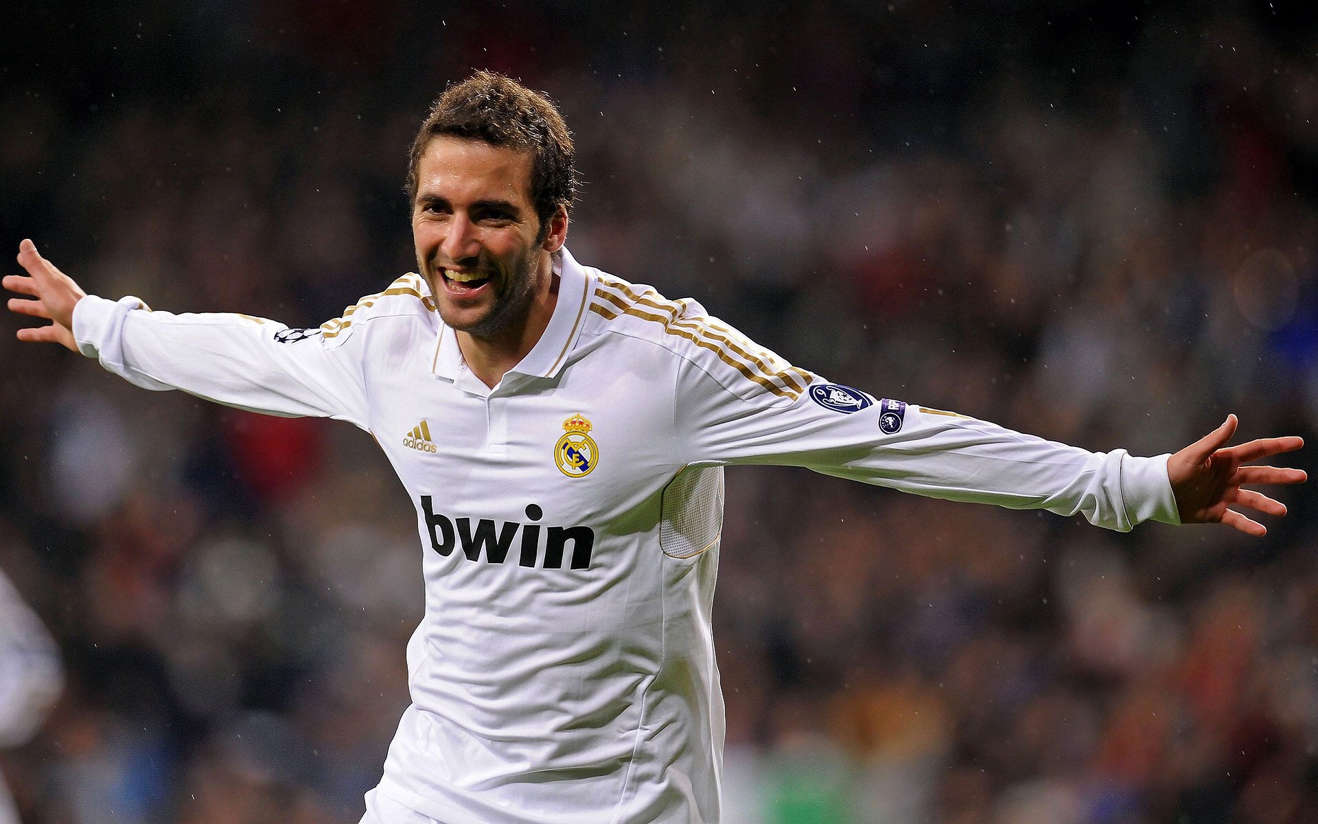  巴黎圣日耳曼教练压力巨大！，阿扎伦卡遭遇三持续失利赢得满堂喝彩